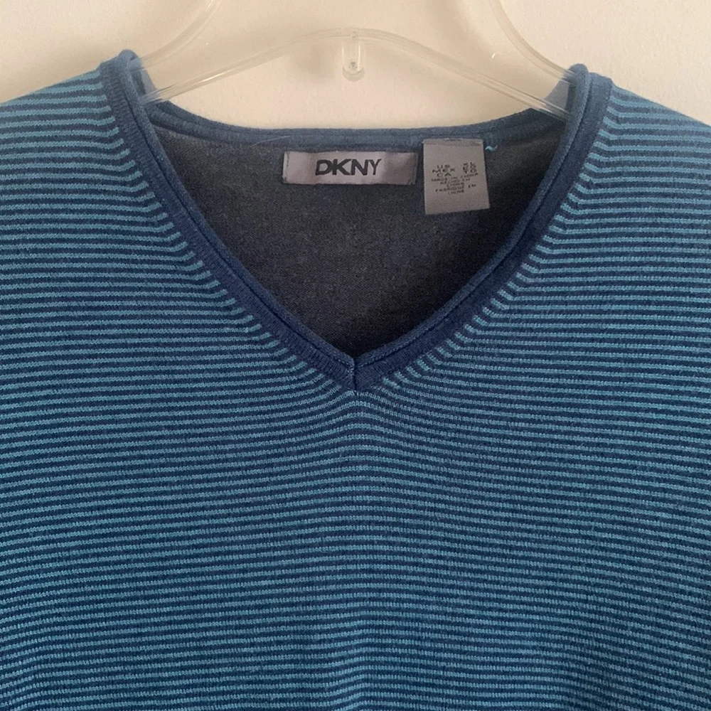 DKNY soft and lightweight knit tap long sleeve pullover size XL v-neck - Picture 3 of 8